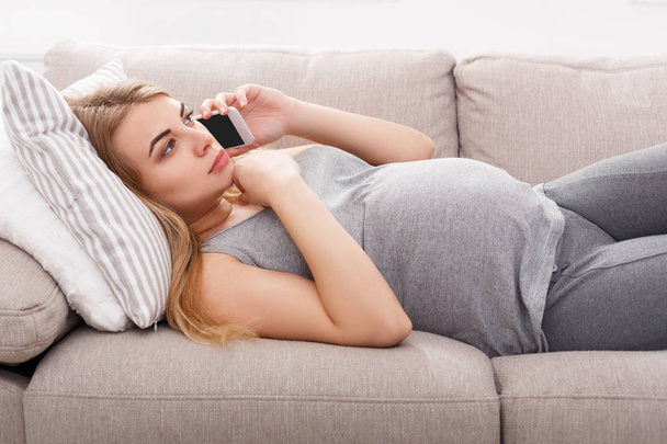 Femme enceinte parlant sur téléphone portable
 - Photo, image