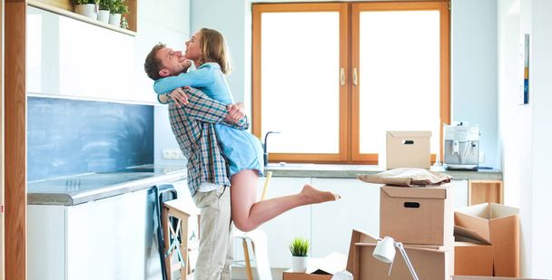 Portrait of young couple moving in new home - Φωτογραφία, εικόνα