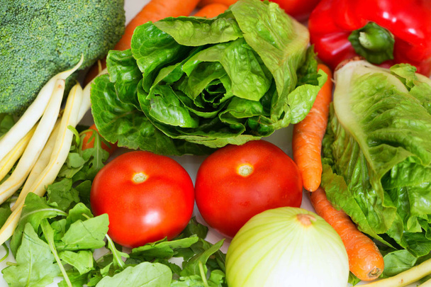 Vários tipos de vegetais frescos que são excelentes para refeições vegetarianas, bem como ingredientes saudáveis de pratos
 - Foto, Imagem