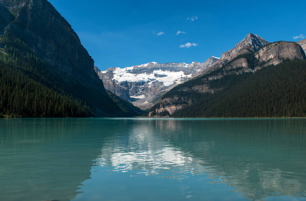 Piękny widok na Lake Louise w Parku Narodowym Banff - Zdjęcie, obraz