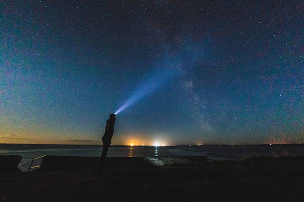 Man with headlight staring at night sky - Foto, Bild