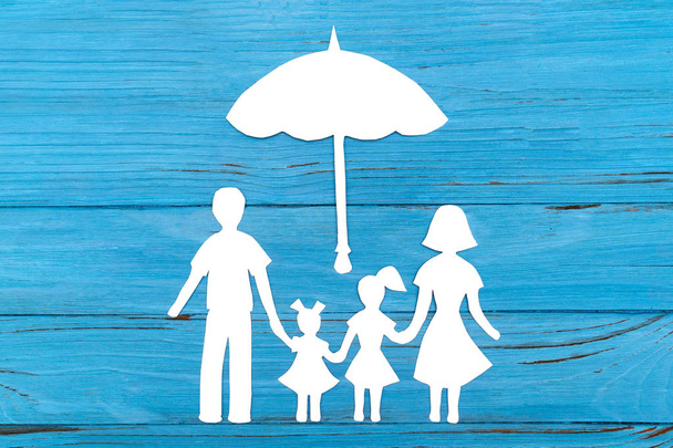 Silueta de papel de la familia bajo paraguas
 - Foto, imagen