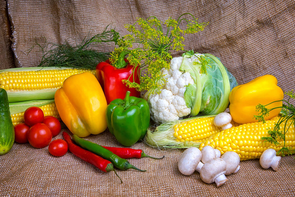 légumes, légumes sur la table. maïs, chou-fleur, tomates, champignons, piments
 - Photo, image