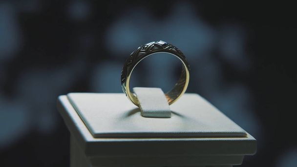 Anello dito dorato con pietra preziosa gialla. Anello in oro con zaffiri browm, anello nuziale - gioielli con diamanti e gemme preziose fondo nero. Anello in argento o oro bianco
 - Foto, immagini