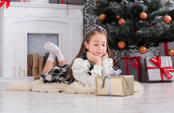 Mooi kind meisje in Kerstmis interieur - Foto, afbeelding