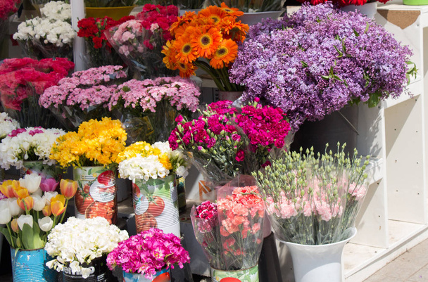 Fleurs en fleurs colorées dans un vase
 - Photo, image