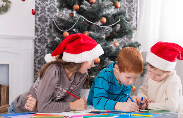 Kinderen schrijven brief aan de Kerstman, wachten op Kerstmis - Foto, afbeelding