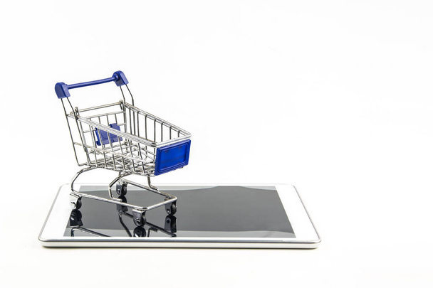 alışveriş sepeti ile tablet üzerinde beyaz backgrond, alışveriş anlamına gelir - Fotoğraf, Görsel
