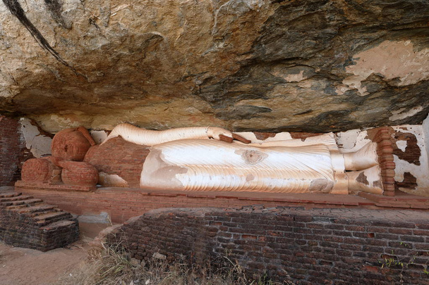 The Buddha statue of Pidurangala in Sri Lanka - Foto, afbeelding