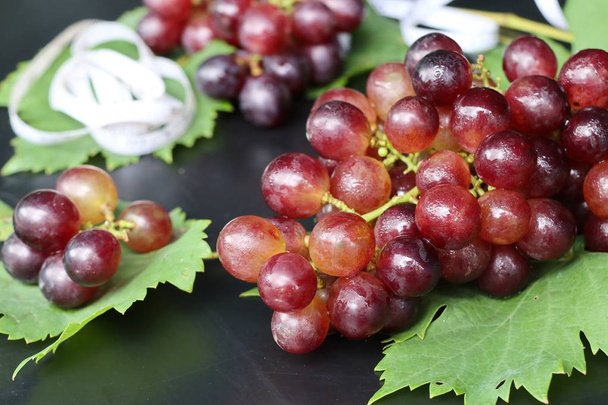 Ramo de uvas frescas
 - Foto, imagen