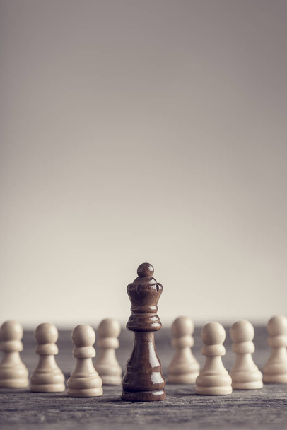 白のポーンと黒のクイーン チェスの駒 - 写真・画像