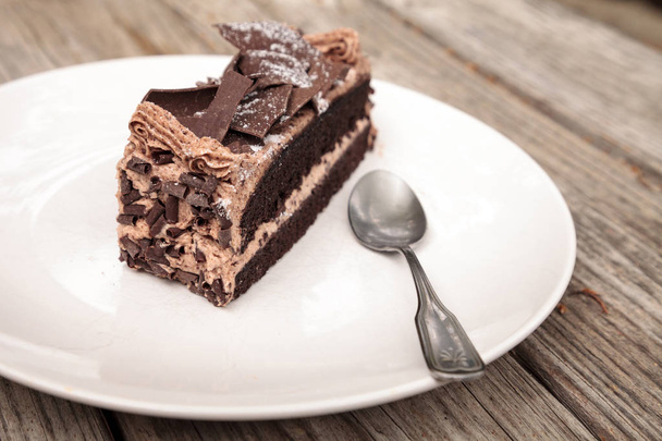 Vochtige duivels eten chocolade cake genaamd Parijse taart - Foto, afbeelding