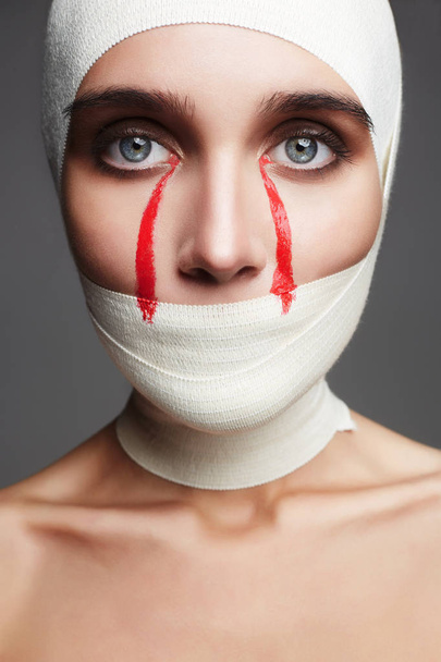 Halloween card.girl krwawe łzy - Zdjęcie, obraz