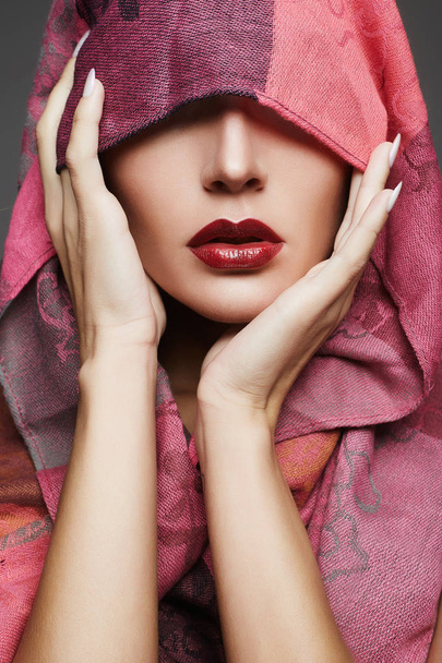 islamic style woman in pink - Foto, afbeelding