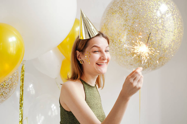 Young woman in celebratory cap  - Φωτογραφία, εικόνα