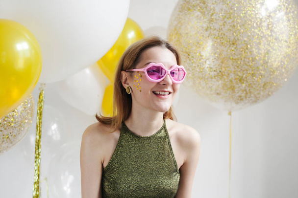  divertida mujer joven en gafas de color rosa
 - Foto, imagen