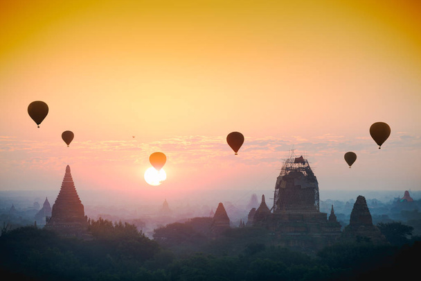Αερόστατο πάνω από την πεδιάδα του Bagan misty πρωί - Φωτογραφία, εικόνα