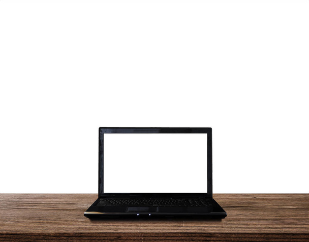 Dizüstü bilgisayar boş beyaz ekran, ahşap masa, beyaz arka plan üzerinde izole. Kırpma yolu dahil - Fotoğraf, Görsel