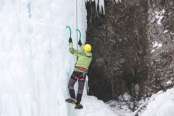 L'arrampicatore sale sul ghiaccio
. - Foto, immagini