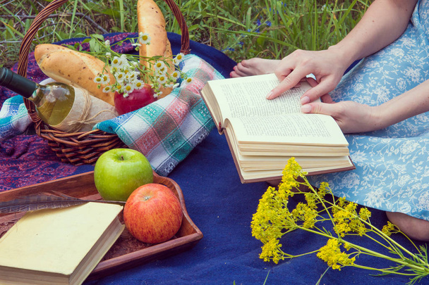 夏の自然の中のピクニック。ロマンチックなブルーの若い女性ドレスします。 - 写真・画像