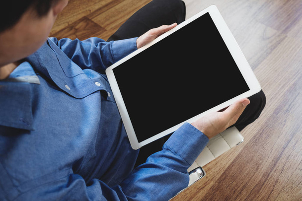男の椅子の上に座って、デジタル タブレット コンピューターを使用してクリッピング パスを空に黒い画面 - 写真・画像