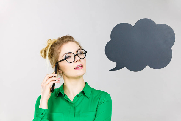 Επιχειρήσεων γυναίκα μιλάει στο τηλέφωνο με το bubble σκέψης - Φωτογραφία, εικόνα
