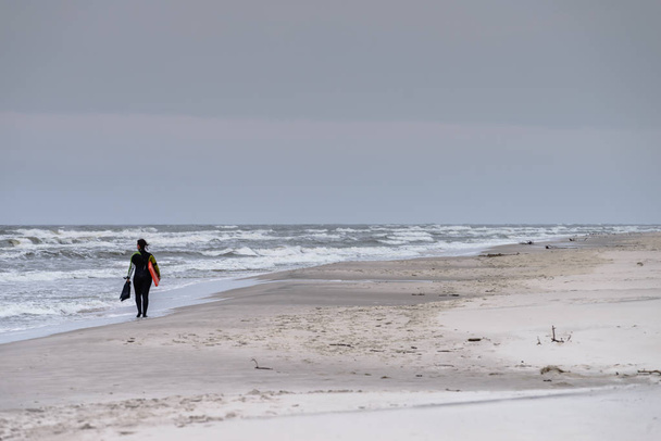 Surfer walking on beach - Valokuva, kuva
