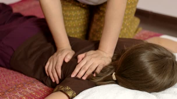 Масажист робити масаж спини - Кадри, відео