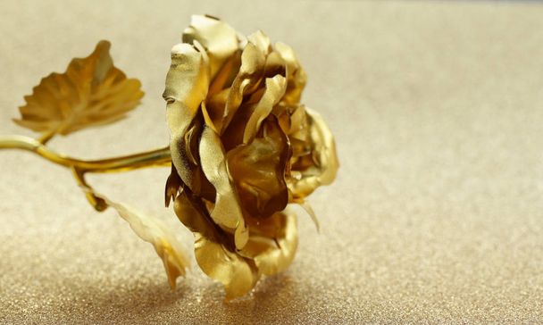 輝くゴールドの背景に黄金の花 (ローズ) - 写真・画像