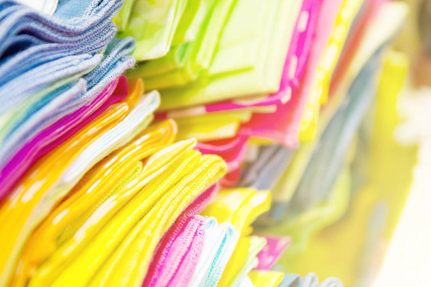 Veelkleurige stof In openlucht markt, kleurrijke mengeling van handdoek - Foto, afbeelding