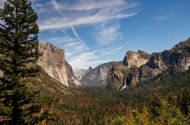 Jesień zbliża się do doliny Yosemite. Atrakcje w Parku Narodowym Yosemite - Zdjęcie, obraz