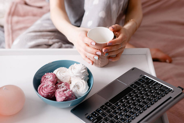 Tea, laptop and sweets at morning - Foto, imagen