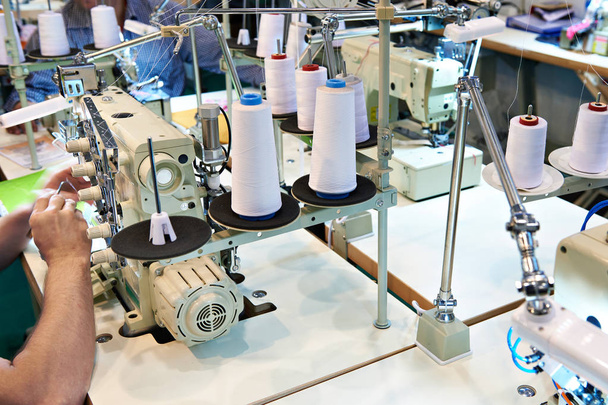 Sewing workshop with threads and electric machines - Valokuva, kuva