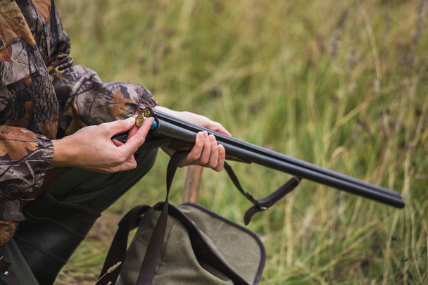 Hunter charges a hunting rifle - Φωτογραφία, εικόνα