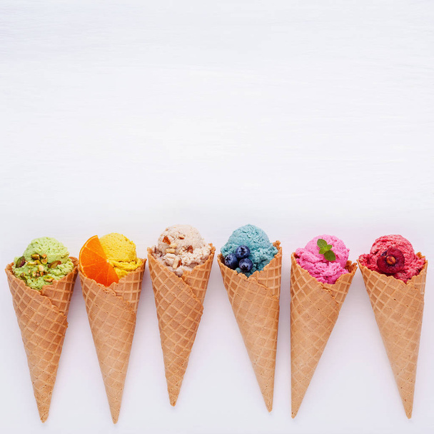 Vários de sabor de sorvete em cones mirtilo, morango, pist
 - Foto, Imagem