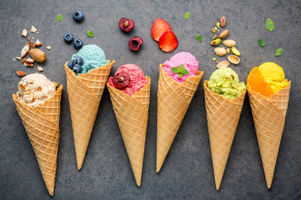 Varios de helado sabor en conos de arándanos, fresas, pist
 - Foto, Imagen