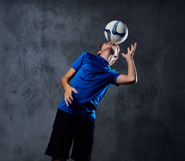 Ποδοσφαιριστής ντυμένος με μπλε στολή - Φωτογραφία, εικόνα