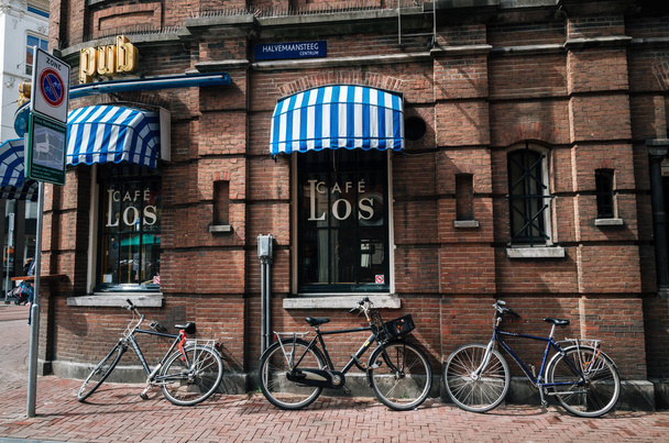 Bicycles parked near cafe in center of Amsterdam, the Netherlands - Φωτογραφία, εικόνα