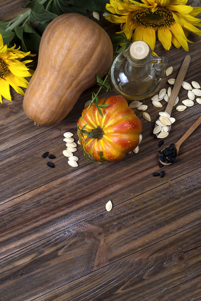 Осенний натюрморт с тыквами, маслом и подсолнухами
 - Фото, изображение