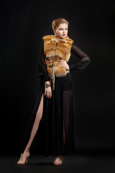 Fashion Woman in Luxury Fur Coat isolated over Black Background posing - Foto, Imagem