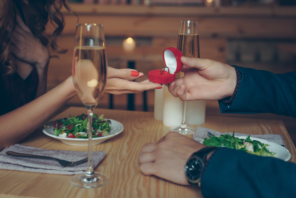 man proposing to girlfriend - Valokuva, kuva