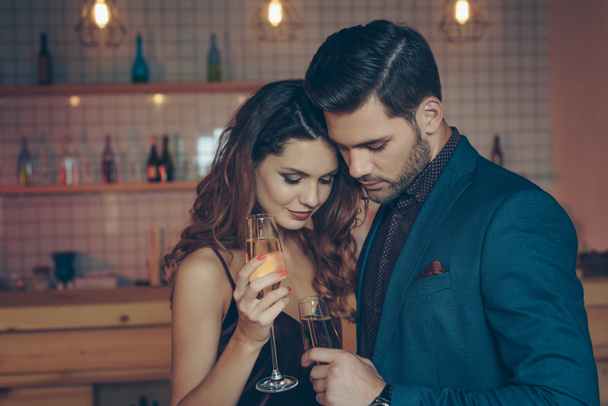 Couple avec verres de champagne
 - Photo, image