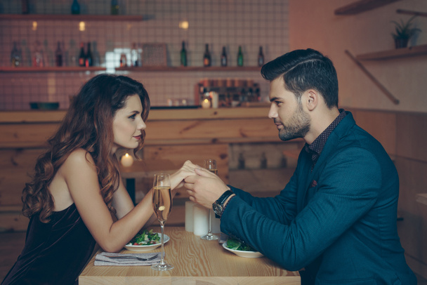 couple having romantic dinner - Foto, afbeelding