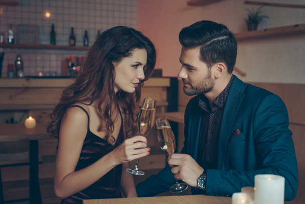 Couple avec verres de champagne
 - Photo, image