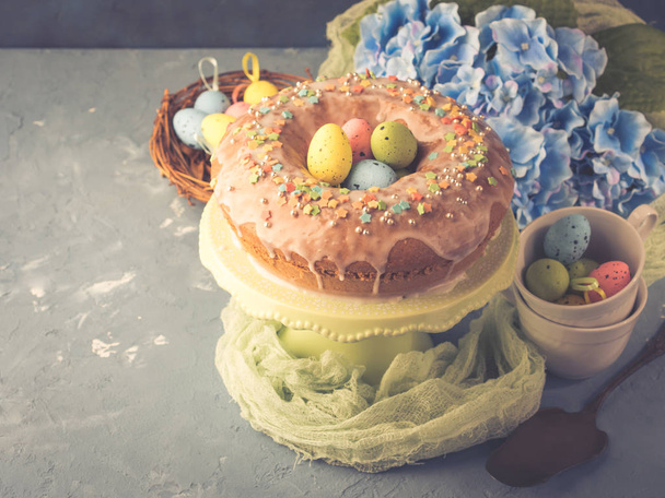 Torta dolce di Pasqua con glassa e decorazione di zucchero
 - Foto, immagini