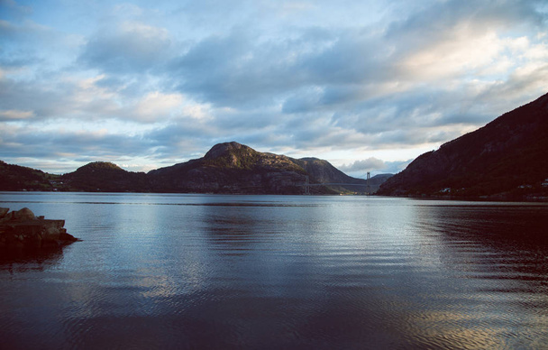 Красочные горные пейзажи в Норвегии. Норвежский пейзаж, Скандинавия. Горный пейзаж Норвегии
. - Фото, изображение