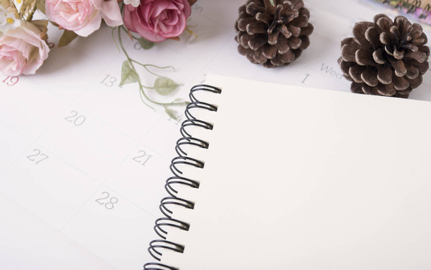 крупним планом блокнот щоденник з календарем і трояндовою квіткою
.  - Фото, зображення