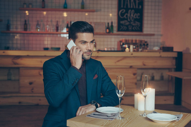 man talking on smartphone - Foto, Bild