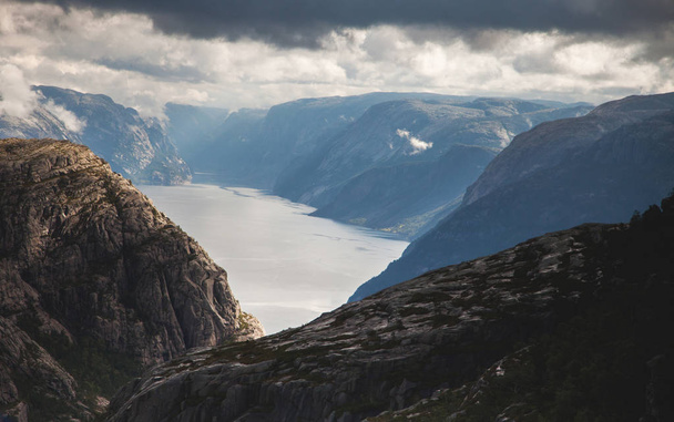 ノルウェーのカラフルな山シーン。ノルウェー、スカンジナビアの美しい風景です。ノルウェーの山の風景. - 写真・画像