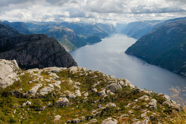 Πολύχρωμο βουνό σκηνές στη Νορβηγία. Όμορφο τοπίο της Νορβηγίας, Σκανδιναβία. Ορεινό τοπίο της Νορβηγίας. - Φωτογραφία, εικόνα